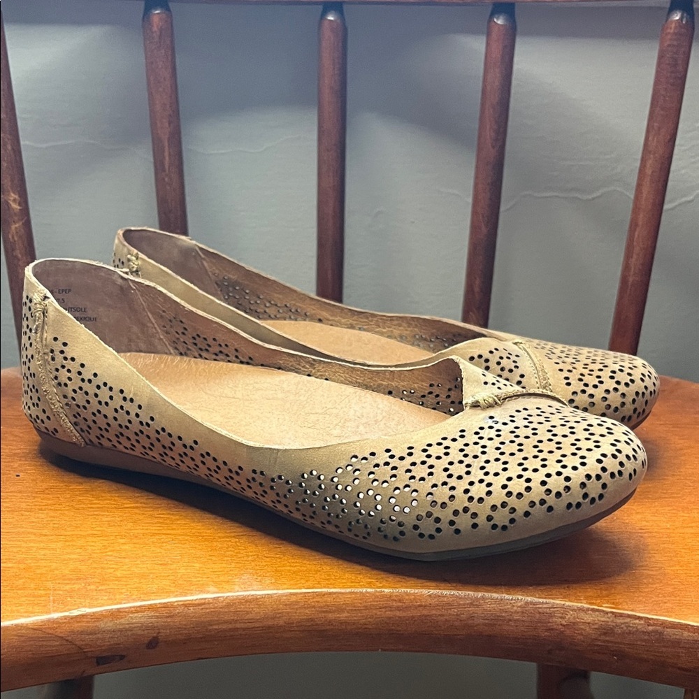 OluKai Pueo Perf Women’s Ballet Flat – Tan | Size 7.5 | EUC